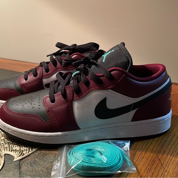 Air Jordan 1 low SE “dark beetroot”. Like new! EUC - Picture 12 of 13